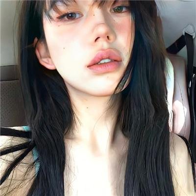 濠河边上的女人